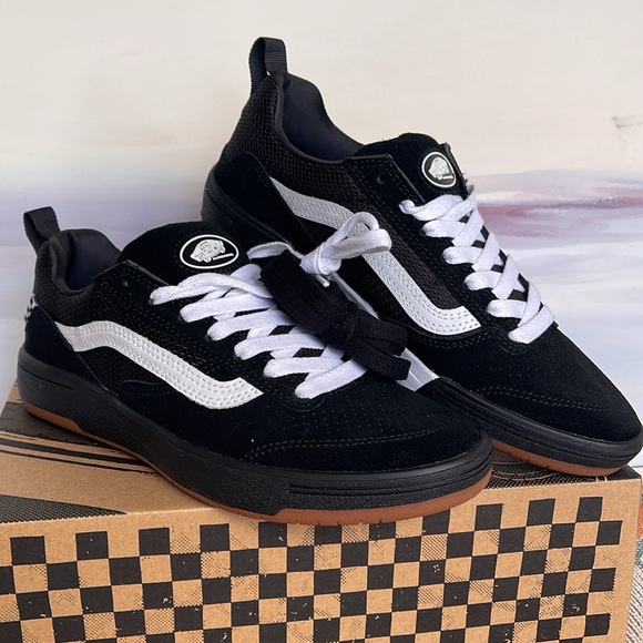 Vans Men’s Zahba
Black/White
VN0007QQBA2
Sneakers - Picture 5 of 16